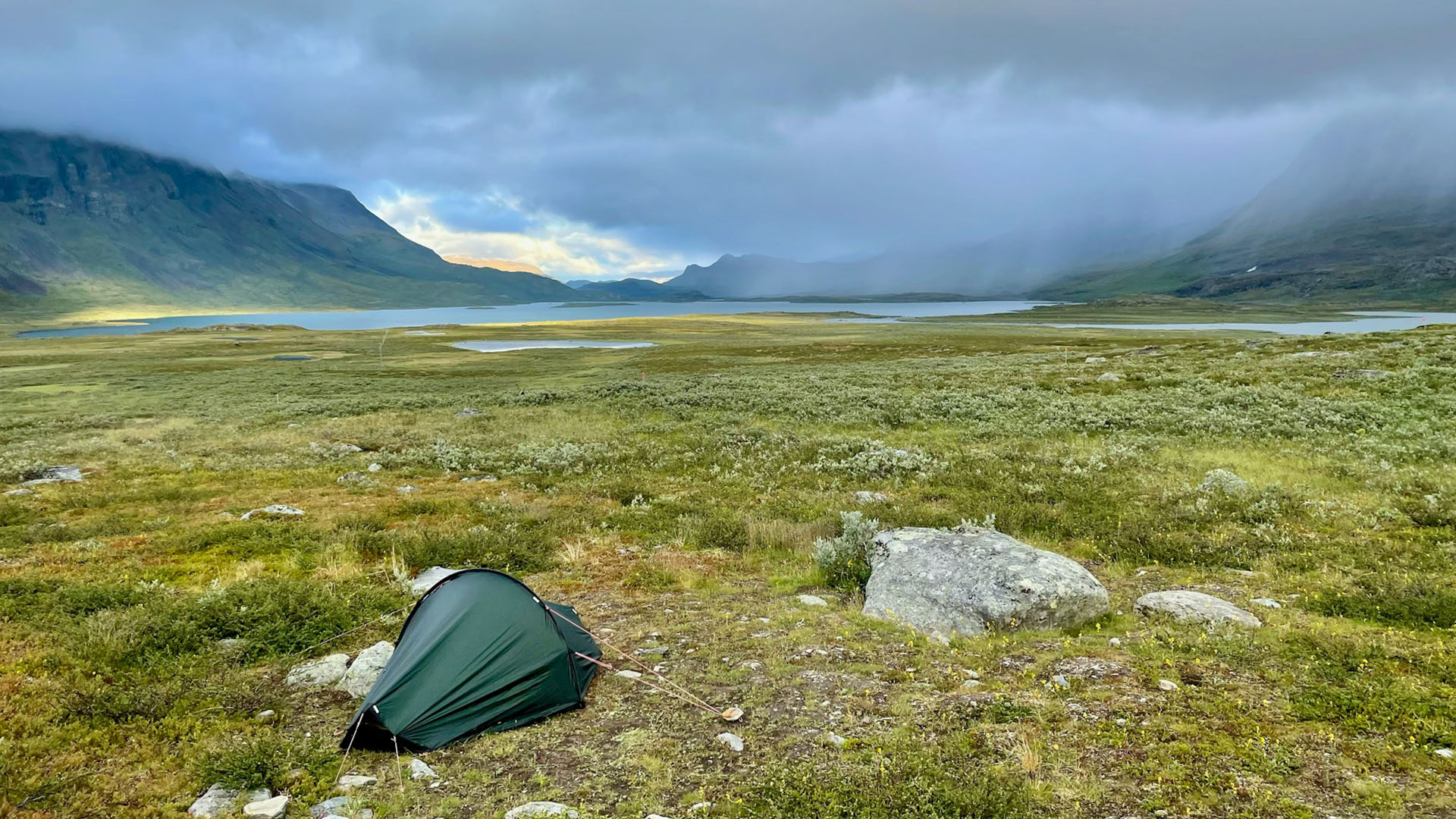 Tält längs Kungsleden, moln i bakgrunden