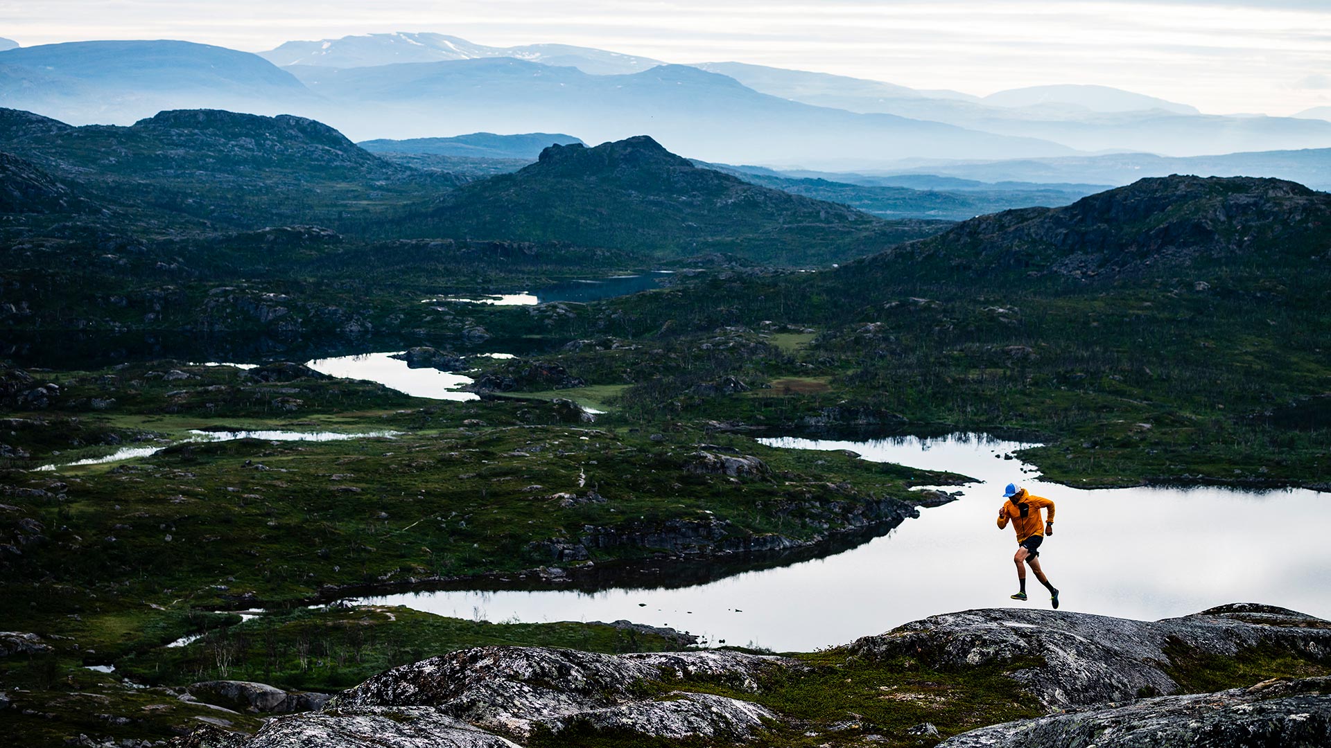 En löpare vid en fjällsjö