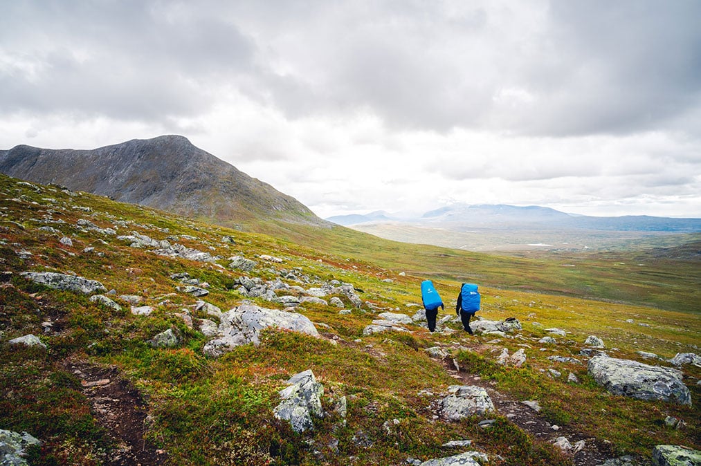 Två personer vandrar i fjällmiljö. Foto: Johannes Andersson